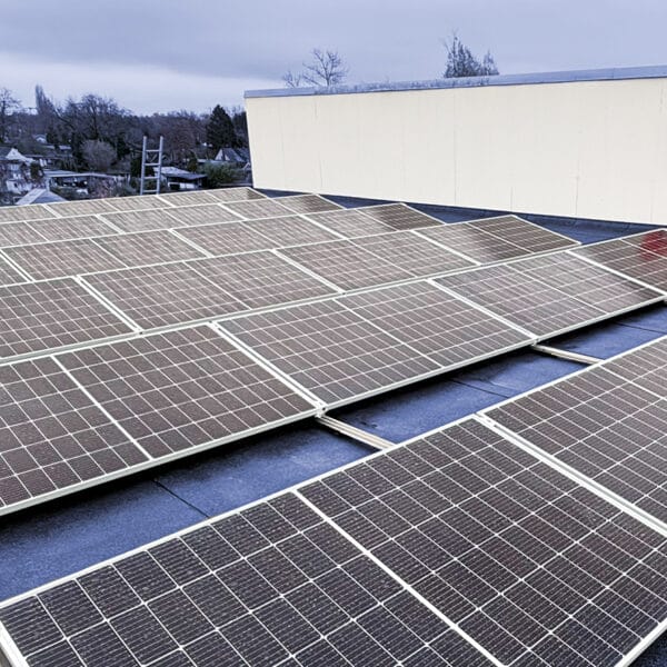 Solaranlage auf einem Lagerhaus-Flachdach