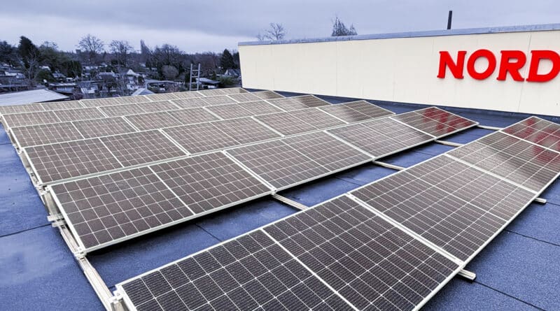 Solaranlage auf einem Lagerhaus-Flachdach