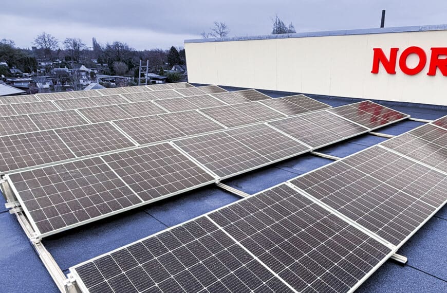 Solaranlage auf einem Lagerhaus-Flachdach